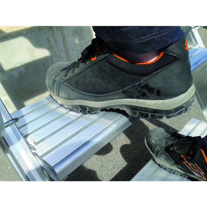 Marche en aluminium strié profondeur 200 mm