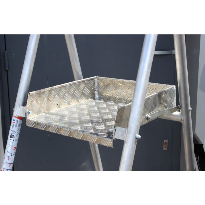 Plate-forme en tôle larmée