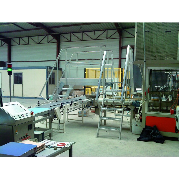 Pasarela de triple acceso para  talleres | L'Echelle Europeenne