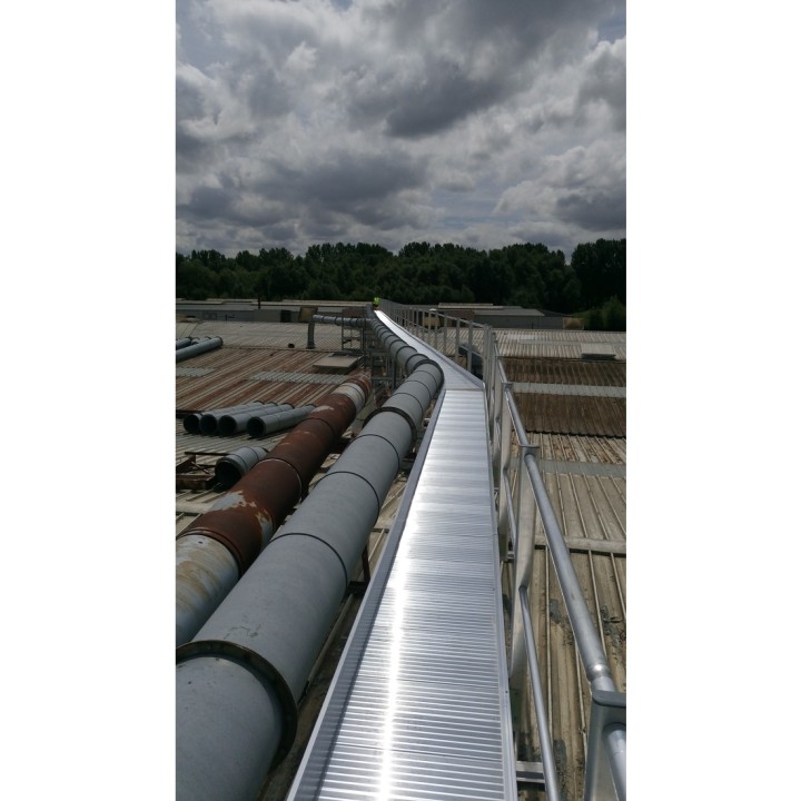 Pasarela de circulación sobre cubierta de un edificio | L'Echelle Europeenne