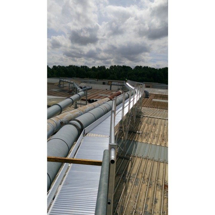 Pasarela de circulación sobre cubierta de un edificio | L'Echelle Europeenne