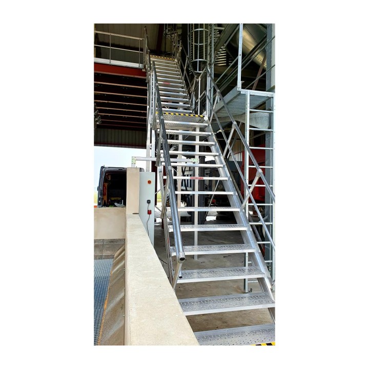 Escalera con plataforma LEEVEL inclinación 45° ancho 600 mm | L'Echelle Europeenne