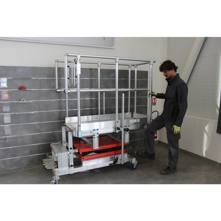 Descenso  hidraúlico  de la plataforma por simple apoyo sobre el pedal