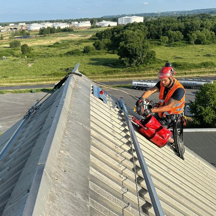Suministro e instalación de línea de vida para tejados | L'Echelle Européenne
