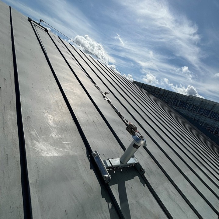 Suministro e instalación de línea de vida para tejados | L'Echelle Européenne