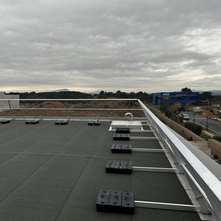 Suministro e instalación de barandillas autoportantes para tejados | L'Echelle Européenne