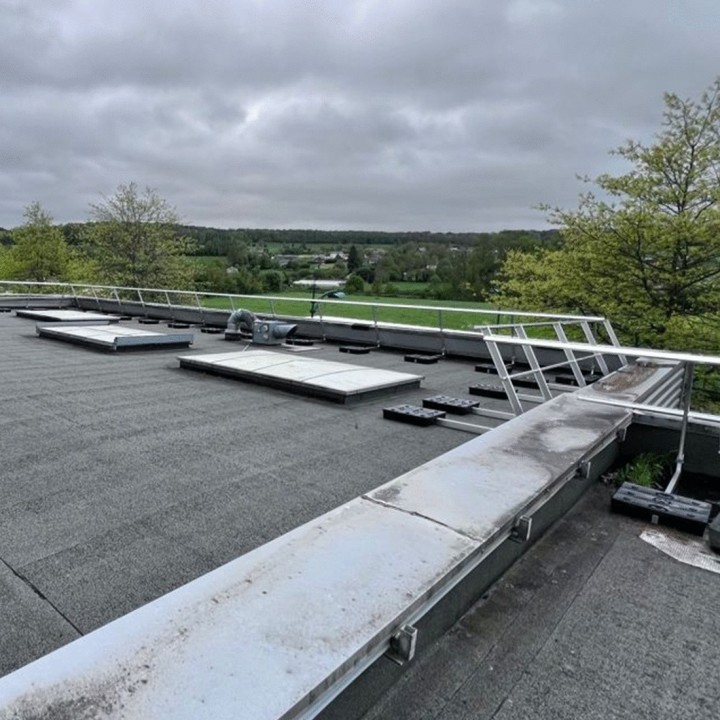 Suministro e instalación de barandillas autoportantes para tejados | L'Echelle Européenne