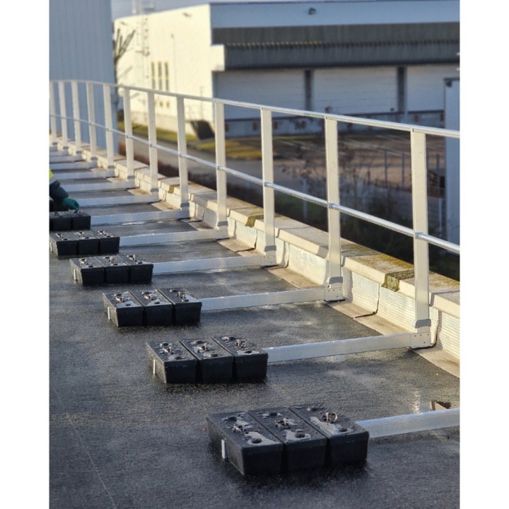 Suministro e instalación de barandillas autoportantes para tejados | L'Echelle Européenne