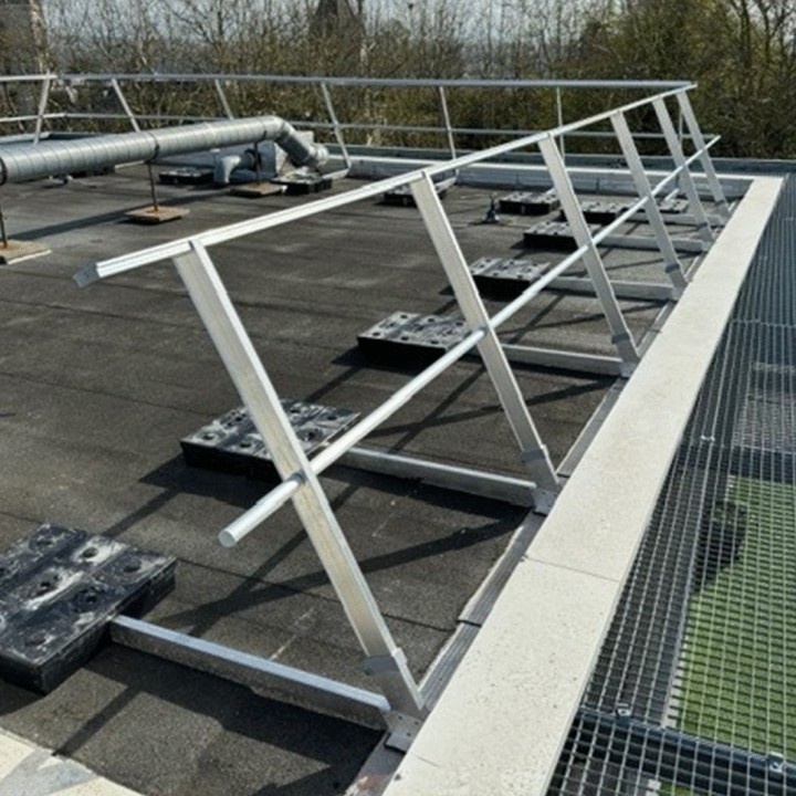 Suministro e instalación de barandillas autoportantes para tejados | L'Echelle Européenne