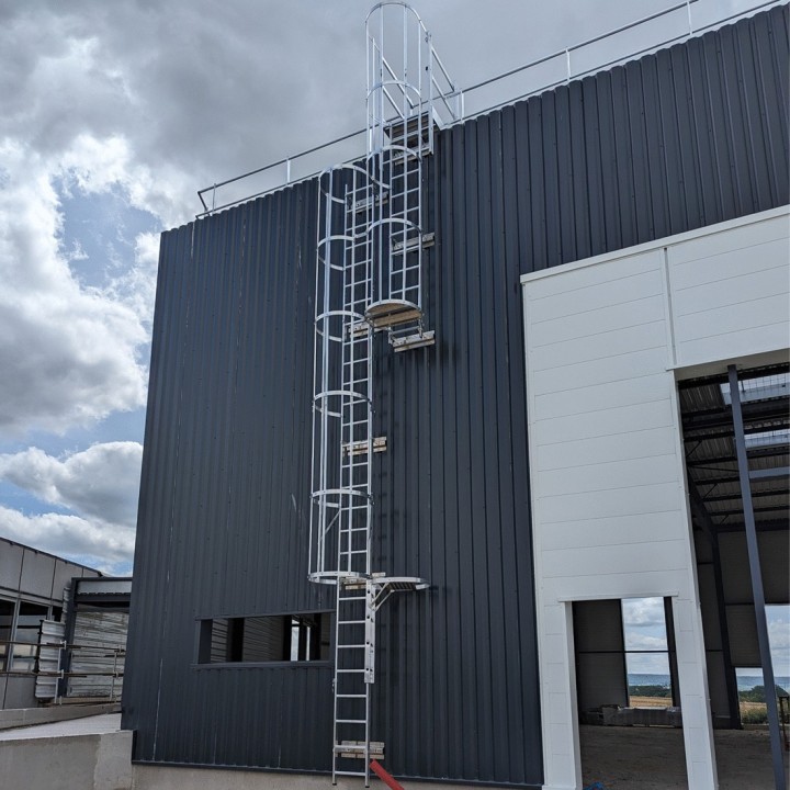 Suministro e instalación de escaleras de protección dorsal a medida | L'Echelle Européenne