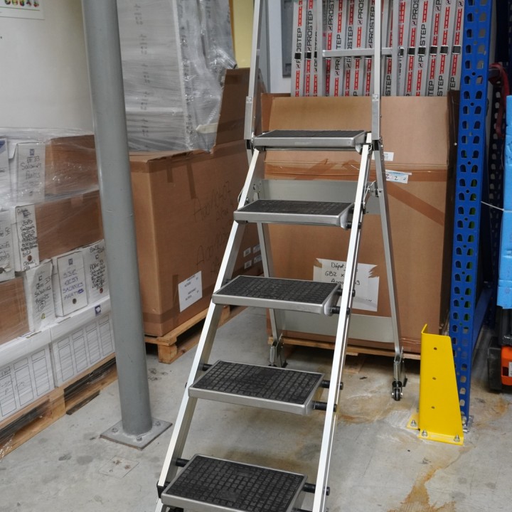 Taburete plegable confort de 5 peldaños con ruedas escamoteables