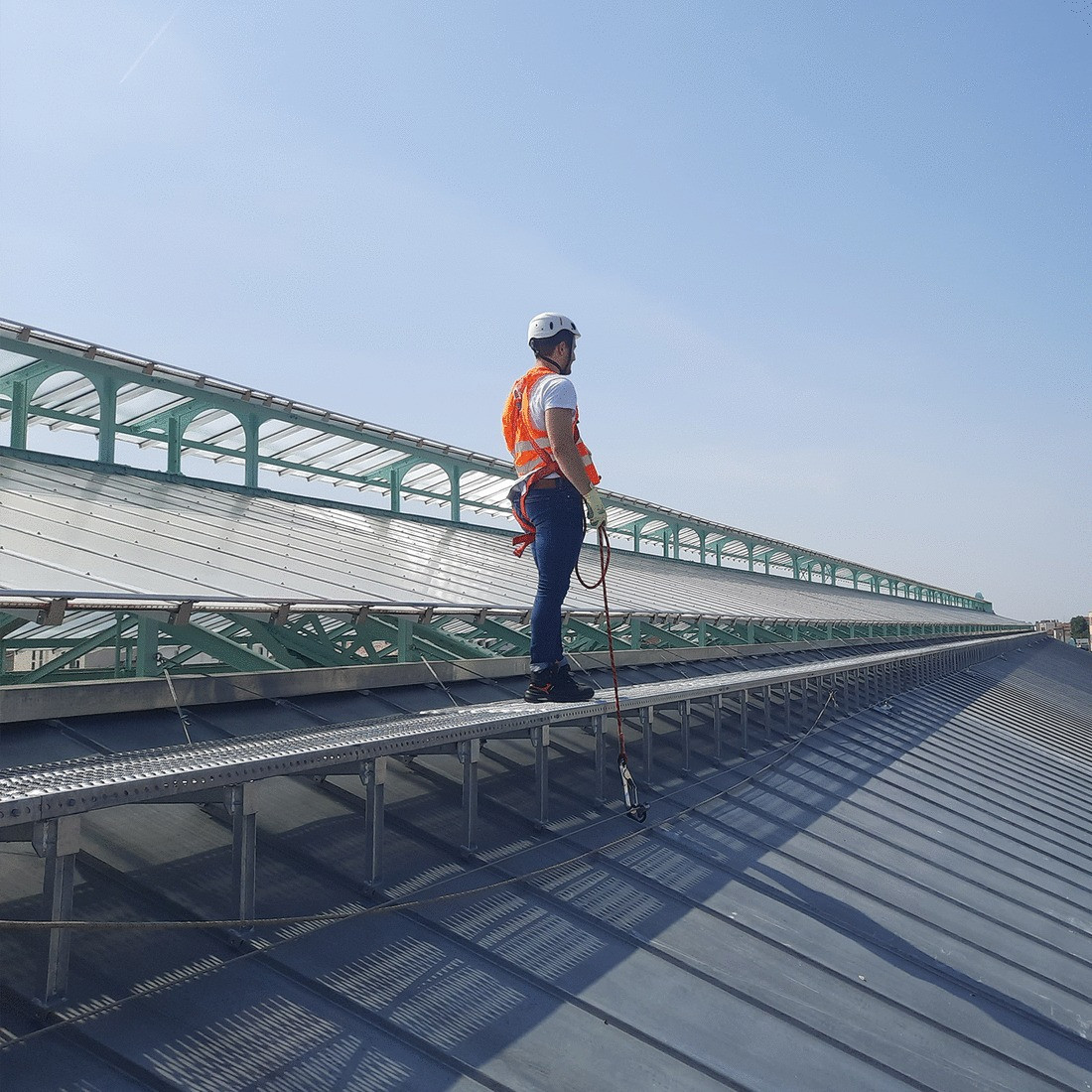 Suministro e instalación de línea de vida para tejados