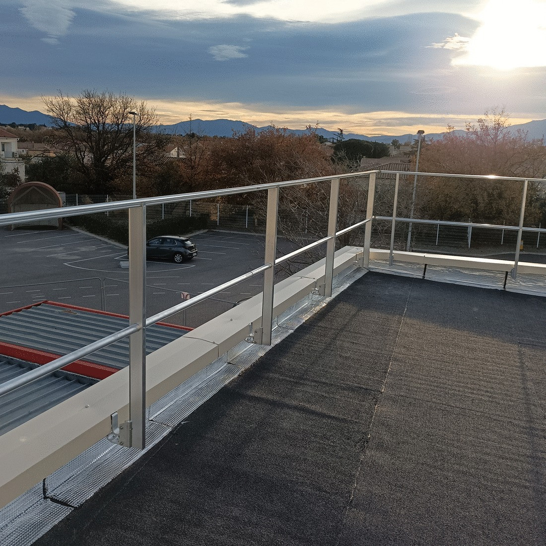 Suministro e instalación de barandillas fijas para tejados