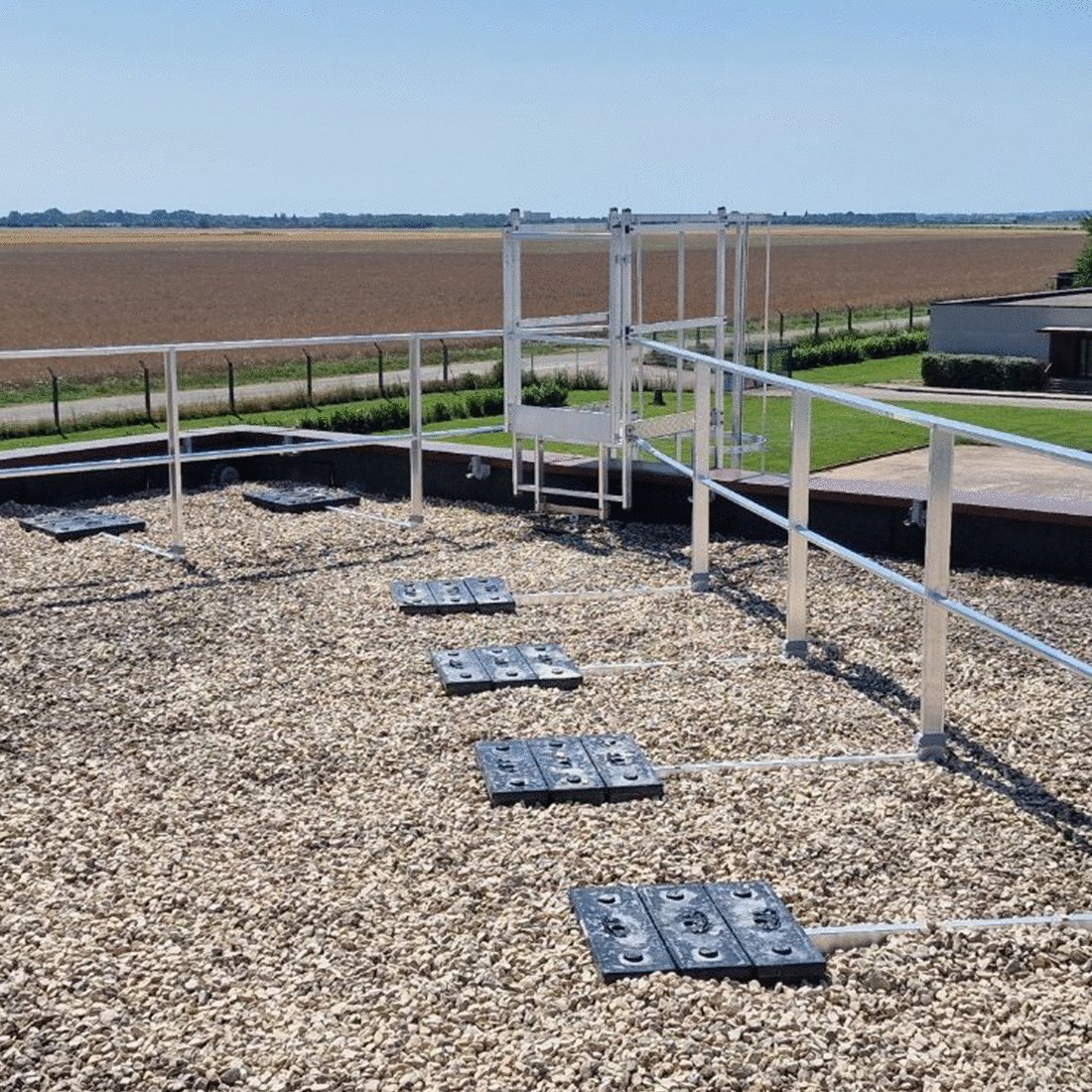 Suministro e instalación de barandillas autoportantes para tejados